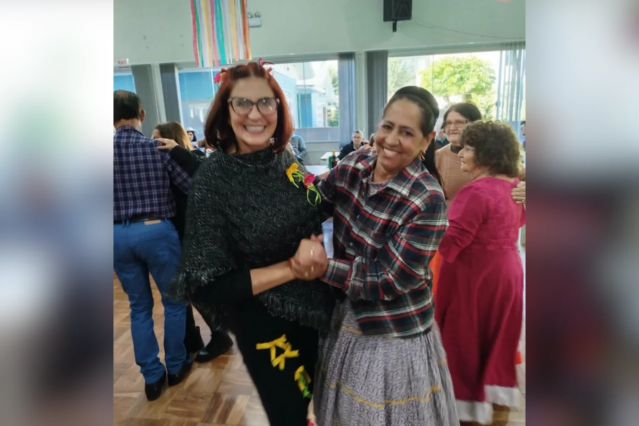 Arraial da Melhor Idade reúne mais de 400 idosos em São José do Cedro 6 Evento realizado no Centro dos Idosos reuniu mais de 400 participantes, contou com atividades juninas e escolheu Felipe de Mattos e Ivânia de Martini como Sinhô e Sinhá 2026