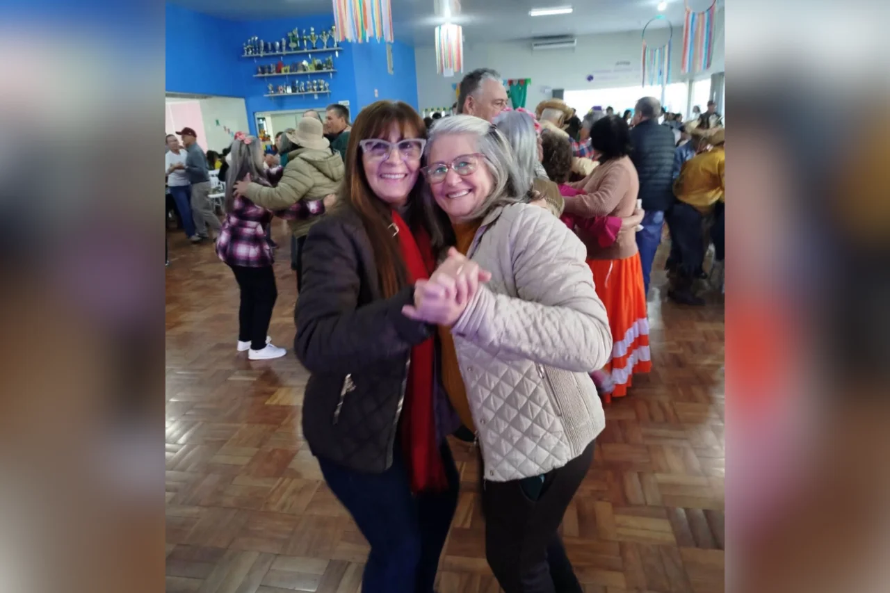 Arraial da Melhor Idade reúne mais de 400 idosos em São José do Cedro 7 Evento realizado no Centro dos Idosos reuniu mais de 400 participantes, contou com atividades juninas e escolheu Felipe de Mattos e Ivânia de Martini como Sinhô e Sinhá 2026