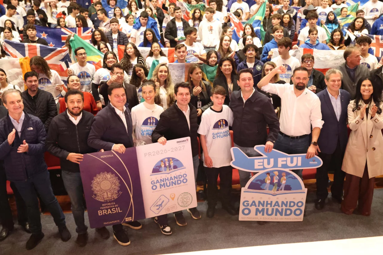 Encontro em Maringá reuniu cerca de 300 estudantes da rede estadual para troca de experiências sobre o programa Ganhando o Mundo, que levará mil alunos ao exterior em 2027