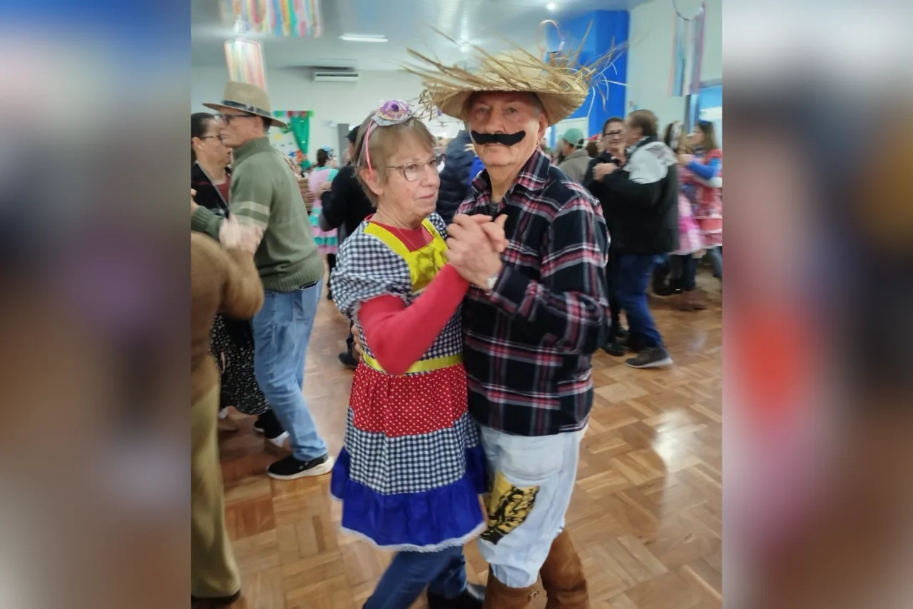 Arraial da Melhor Idade reúne mais de 400 idosos em São José do Cedro 11 Evento realizado no Centro dos Idosos reuniu mais de 400 participantes, contou com atividades juninas e escolheu Felipe de Mattos e Ivânia de Martini como Sinhô e Sinhá 2026