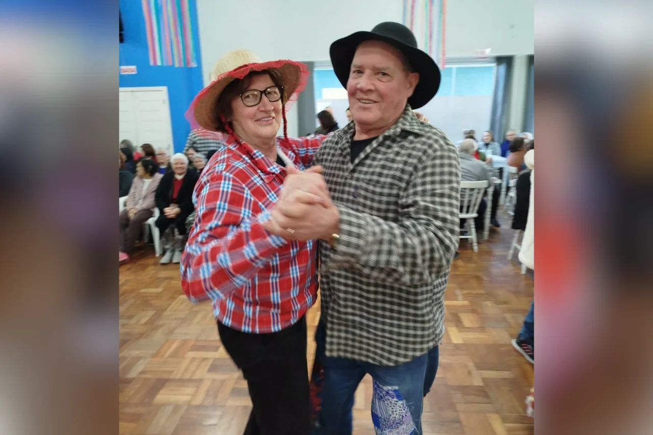 Arraial da Melhor Idade reúne mais de 400 idosos em São José do Cedro 12 Evento realizado no Centro dos Idosos reuniu mais de 400 participantes, contou com atividades juninas e escolheu Felipe de Mattos e Ivânia de Martini como Sinhô e Sinhá 2026