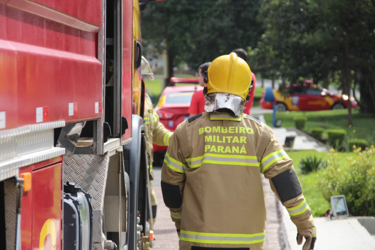 Corpo de Bombeiros do Paraná alerta que fabricar, vender, transportar ou soltar balões é crime e pode causar incêndios, acidentes e danos à rede elétrica