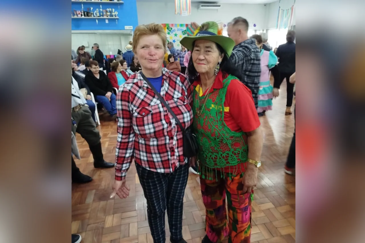 Arraial da Melhor Idade reúne mais de 400 idosos em São José do Cedro 14 Evento realizado no Centro dos Idosos reuniu mais de 400 participantes, contou com atividades juninas e escolheu Felipe de Mattos e Ivânia de Martini como Sinhô e Sinhá 2026