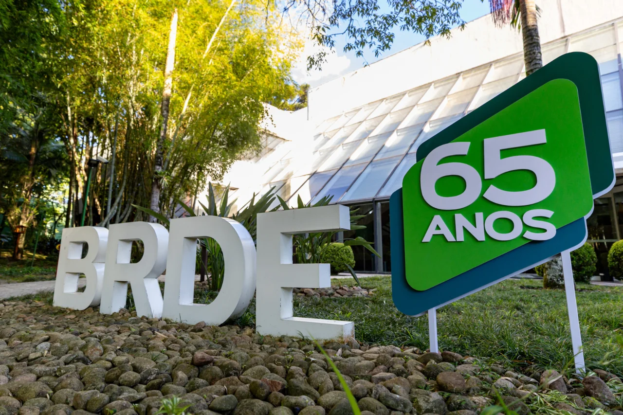 BRDE destina R$ 3,6 milhões ao Fundo Verde para financiar projetos no Paraná 17 BRDE destina R$ 3,6 milhões ao Fundo Verde para financiar projetos no Paraná