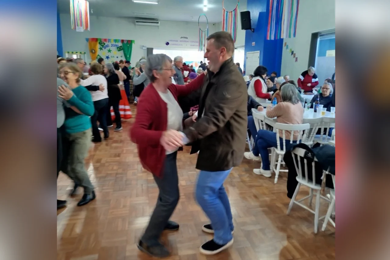 Arraial da Melhor Idade reúne mais de 400 idosos em São José do Cedro 15 Evento realizado no Centro dos Idosos reuniu mais de 400 participantes, contou com atividades juninas e escolheu Felipe de Mattos e Ivânia de Martini como Sinhô e Sinhá 2026