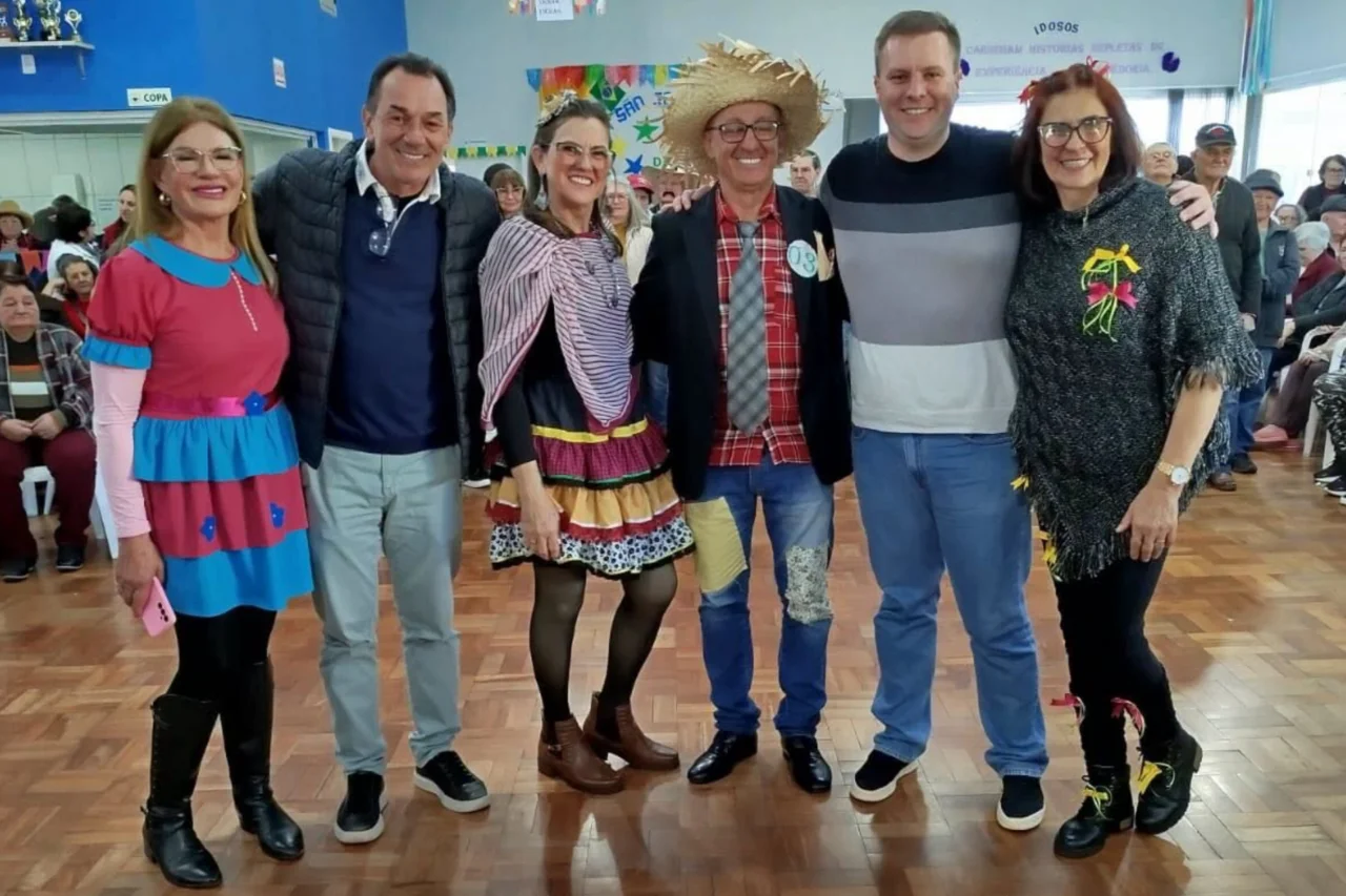 Arraial da Melhor Idade reúne mais de 400 idosos em São José do Cedro 20 Evento realizado no Centro dos Idosos reuniu mais de 400 participantes, contou com atividades juninas e escolheu Felipe de Mattos e Ivânia de Martini como Sinhô e Sinhá 2026