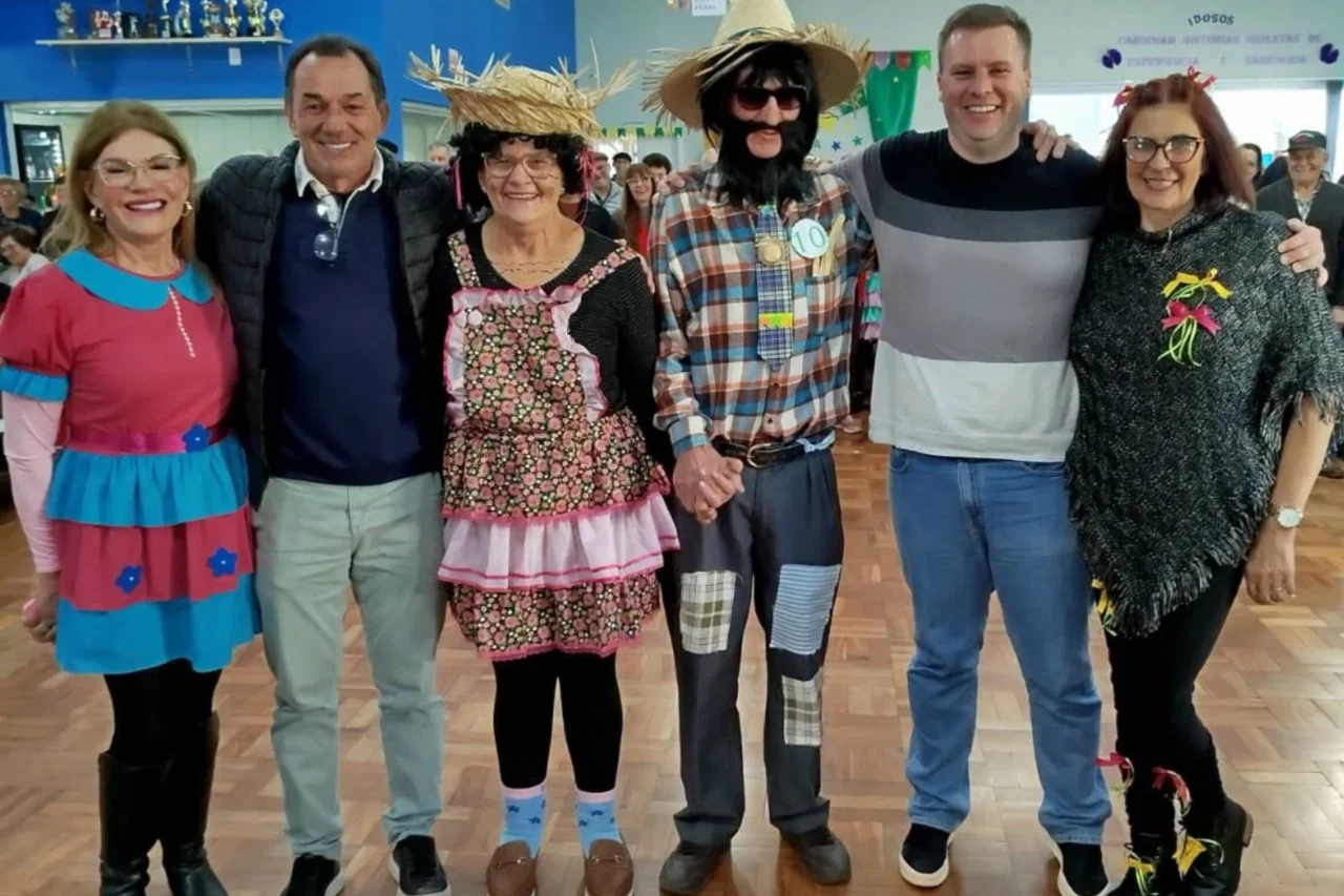 Arraial da Melhor Idade reúne mais de 400 idosos em São José do Cedro 21 Evento realizado no Centro dos Idosos reuniu mais de 400 participantes, contou com atividades juninas e escolheu Felipe de Mattos e Ivânia de Martini como Sinhô e Sinhá 2026