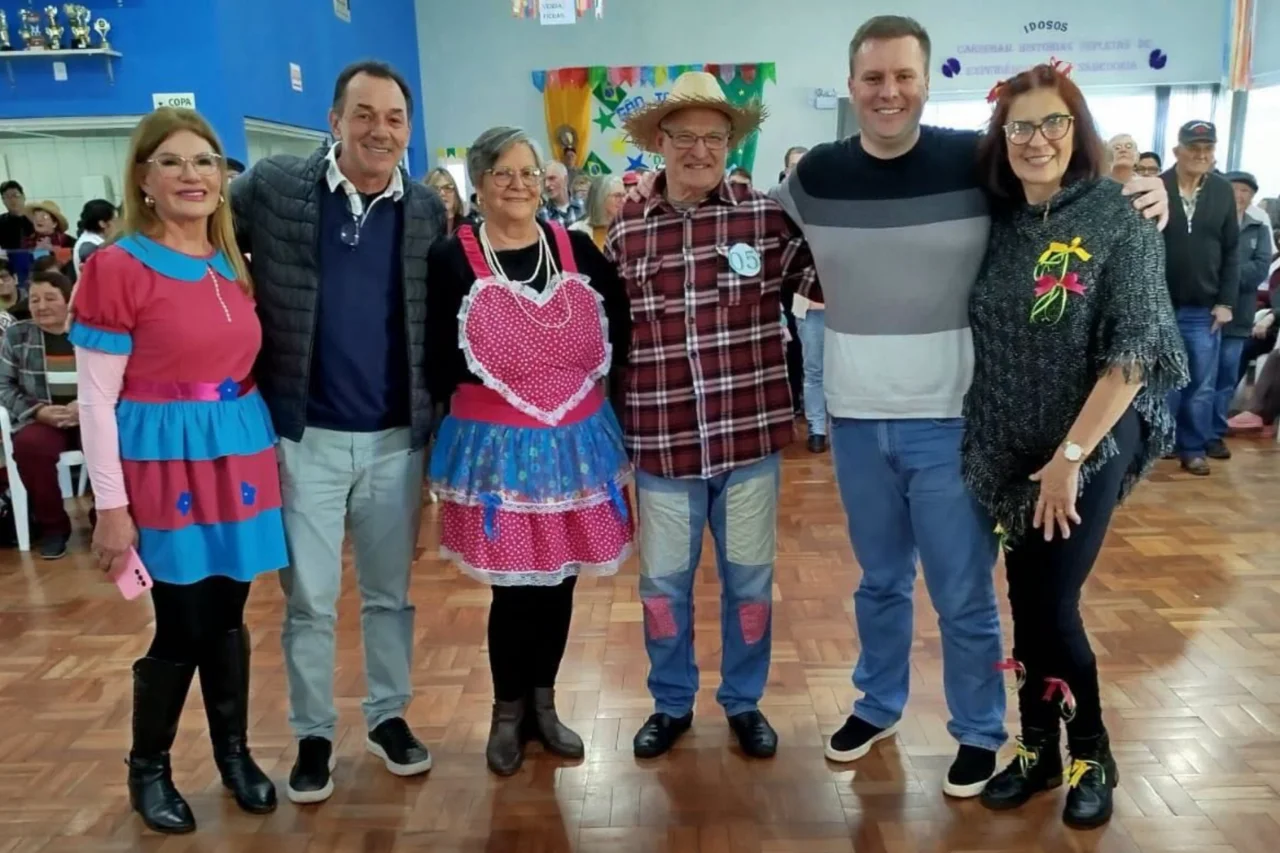 Arraial da Melhor Idade reúne mais de 400 idosos em São José do Cedro 23 Evento realizado no Centro dos Idosos reuniu mais de 400 participantes, contou com atividades juninas e escolheu Felipe de Mattos e Ivânia de Martini como Sinhô e Sinhá 2026