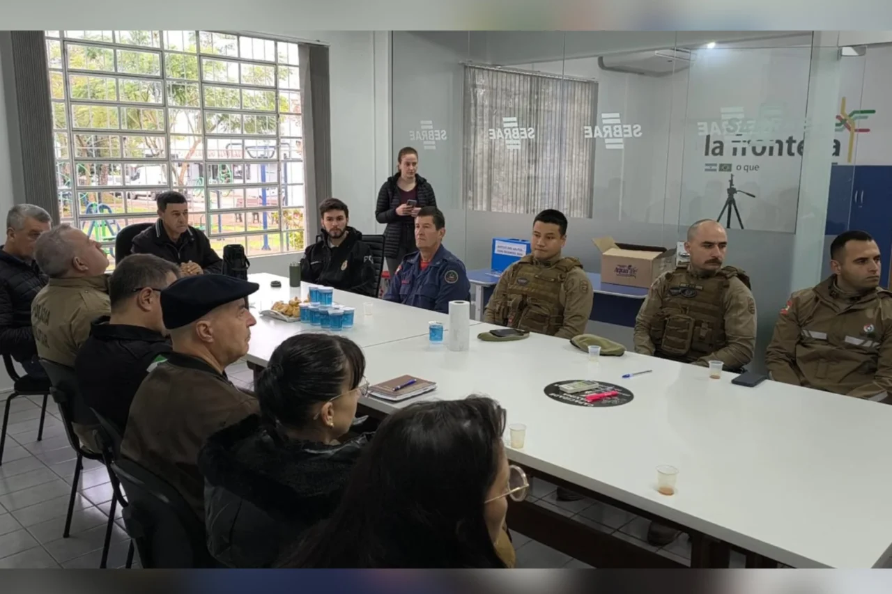 Tri Fronteira discute regras para circulação de motos elétricas 4 CONSEG/CIF reuniu autoridades, forças de segurança e representantes municipais para avaliar medidas conjuntas