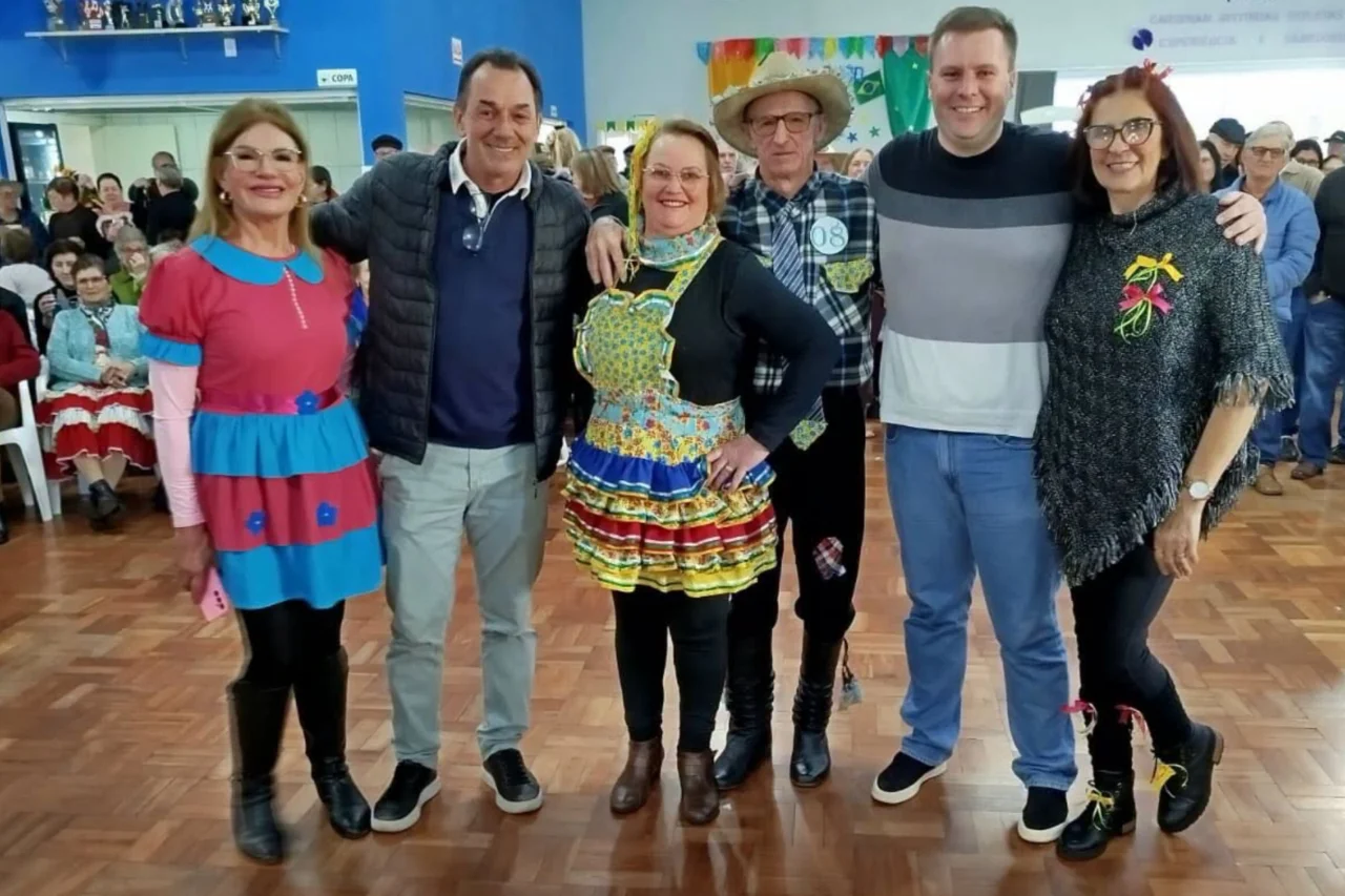 Arraial da Melhor Idade reúne mais de 400 idosos em São José do Cedro 24 Evento realizado no Centro dos Idosos reuniu mais de 400 participantes, contou com atividades juninas e escolheu Felipe de Mattos e Ivânia de Martini como Sinhô e Sinhá 2026