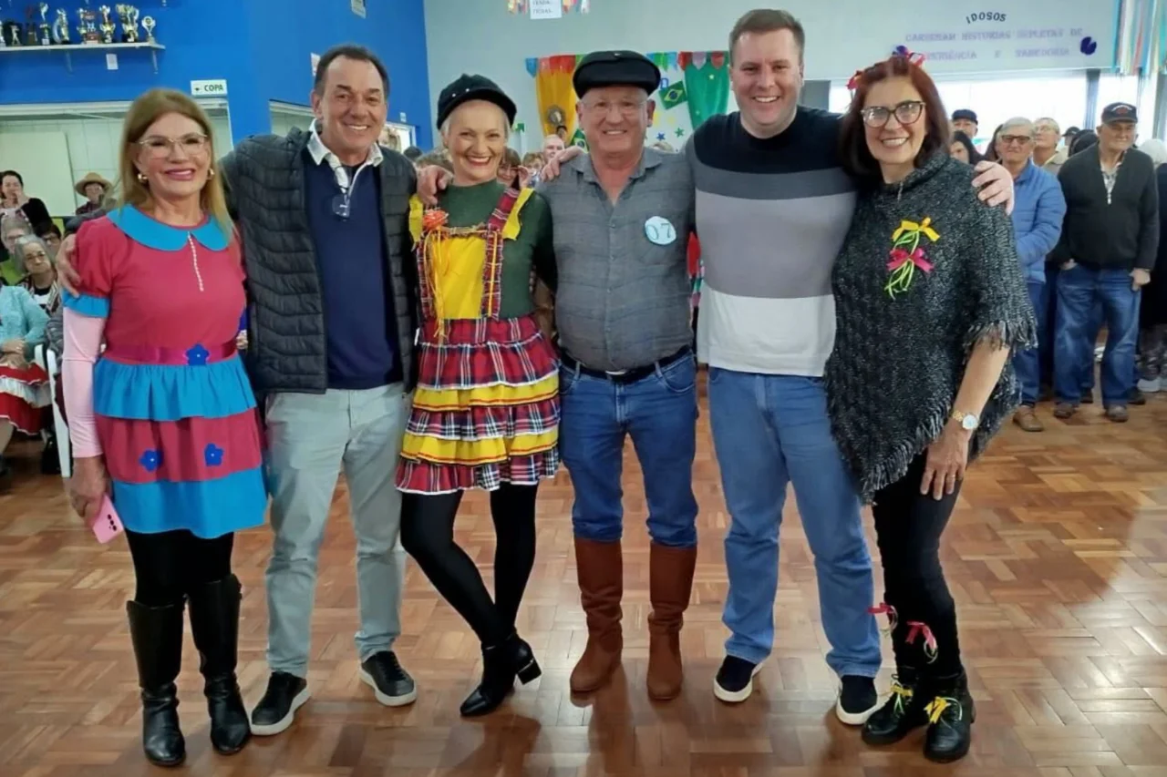 Arraial da Melhor Idade reúne mais de 400 idosos em São José do Cedro 26 Evento realizado no Centro dos Idosos reuniu mais de 400 participantes, contou com atividades juninas e escolheu Felipe de Mattos e Ivânia de Martini como Sinhô e Sinhá 2026