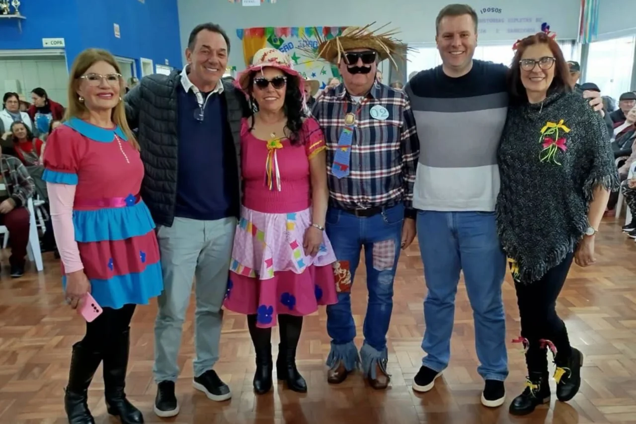 Arraial da Melhor Idade reúne mais de 400 idosos em São José do Cedro 27 Evento realizado no Centro dos Idosos reuniu mais de 400 participantes, contou com atividades juninas e escolheu Felipe de Mattos e Ivânia de Martini como Sinhô e Sinhá 2026