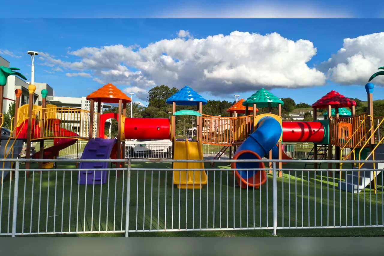 Novos parques infantis s&atilde;o instalados no Fundo de Vale e no Est&aacute;dio municipal