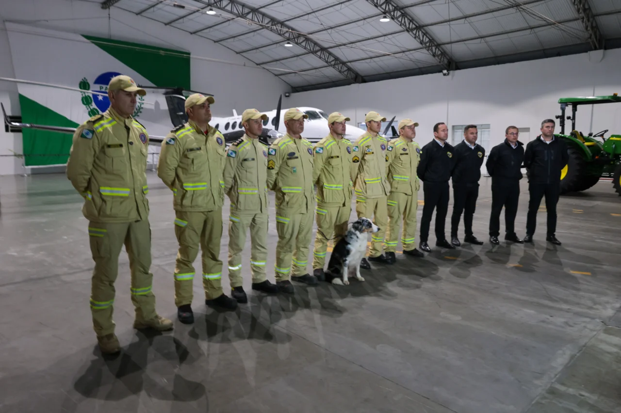 Dez bombeiros militares, dois cães de busca e quatro toneladas de equipamentos do Paraná integrarão a missão brasileira de resgate em áreas atingidas pelo terremoto na Venezuela