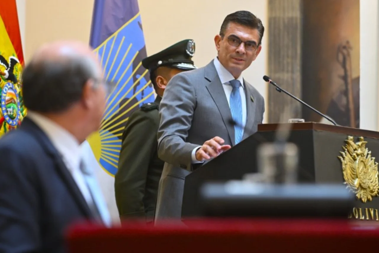 Bolívia decreta estado de emergência após 50 dias de protestos e bloqueios em rodovias 13 Governo boliviano autoriza atuação ampliada das forças de segurança para liberar estradas e restabelecer o abastecimento após semanas de protestos