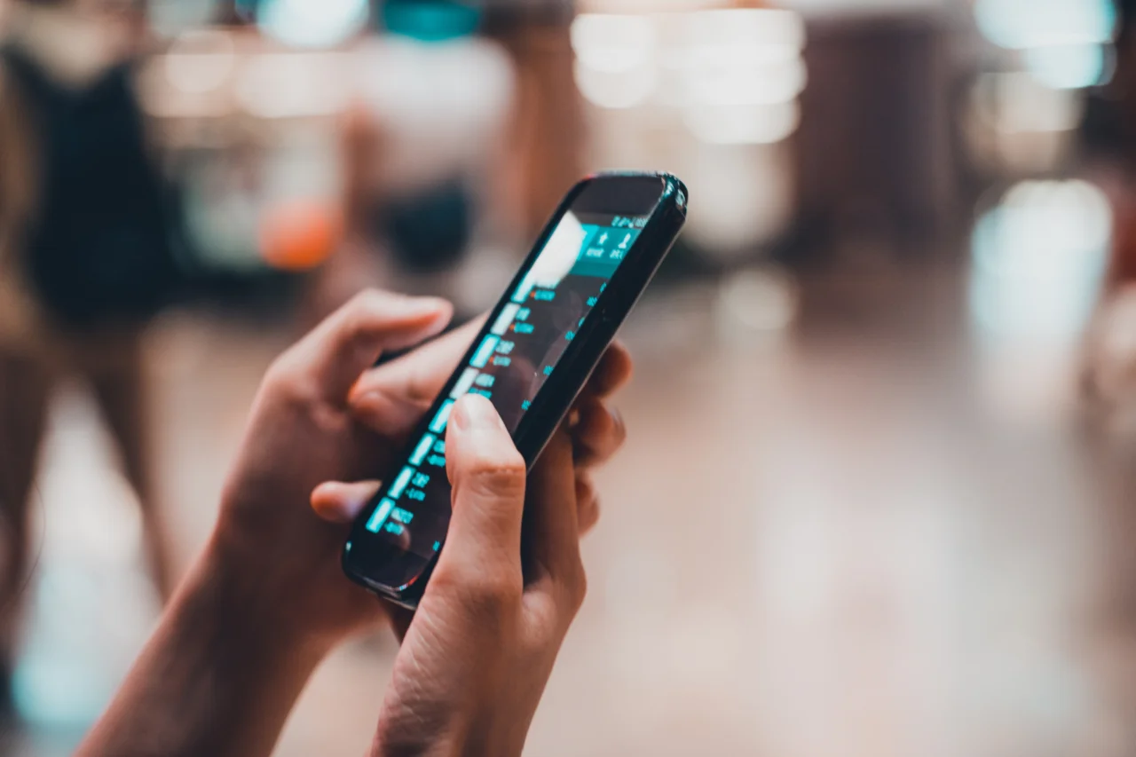 Brasileiros passam mais de 52 anos da vida conectados à internet, aponta pesquisa