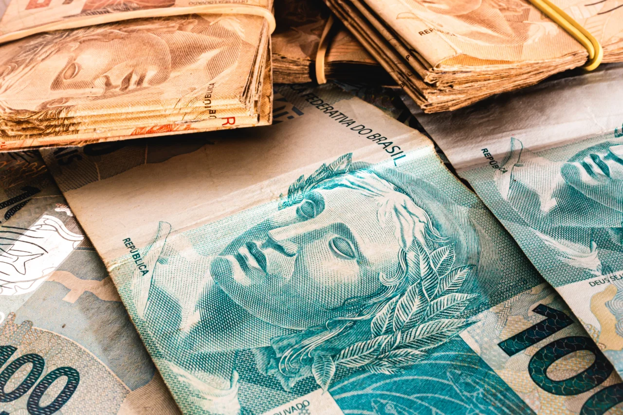 Bancos reduzem projeções para o PIB de 2027 com juros altos e menor impulso fiscal 17 Revisões de instituições financeiras indicam desaceleração da economia brasileira em 2027, diante dos efeitos dos juros elevados e da perda de força dos estímulos fiscais