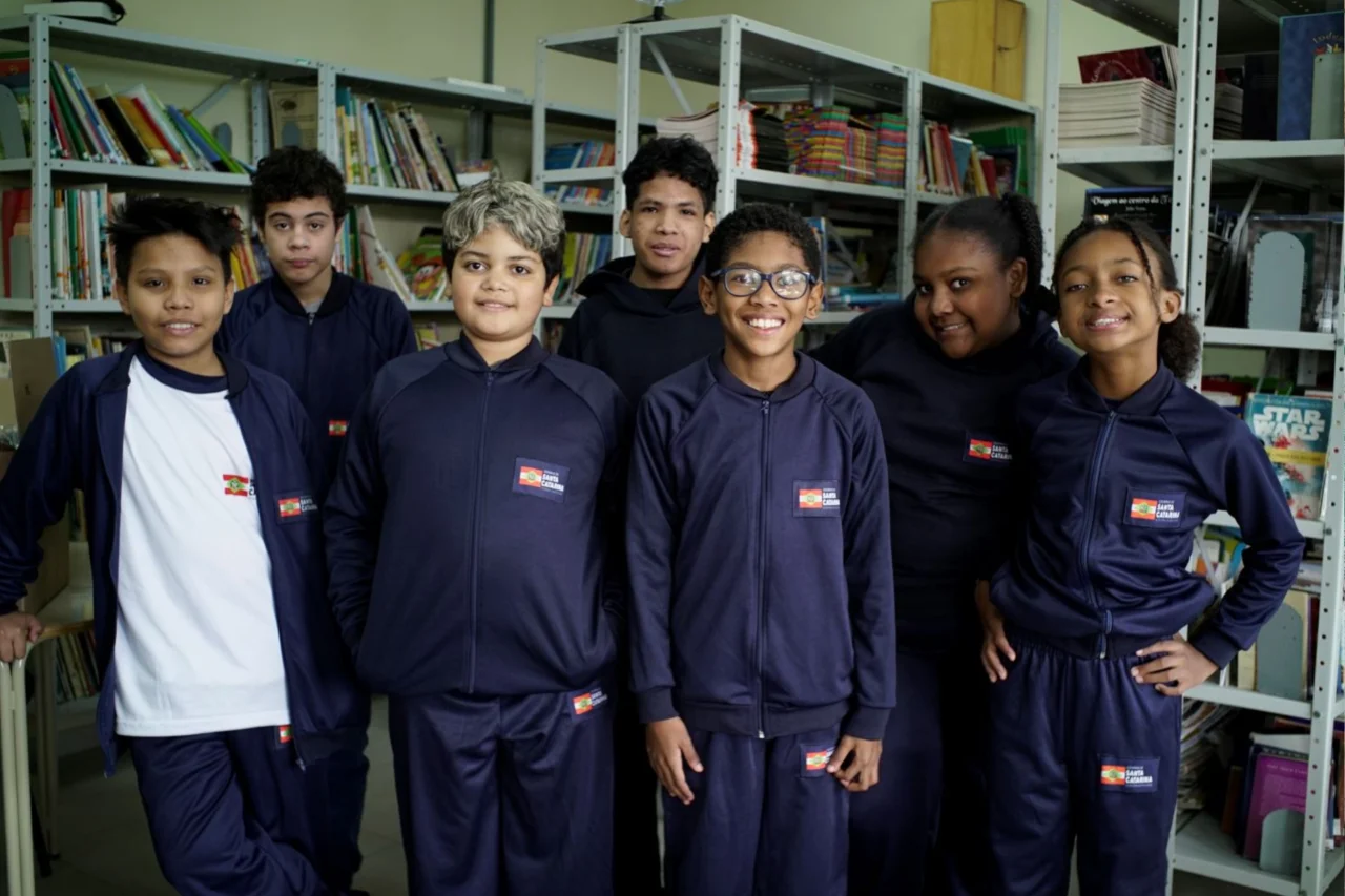 Santa Catarina entrega uniformes de inverno a estudantes da rede estadual 9 Governo de Santa Catarina iniciou a distribuição de kits de inverno para alunos do ensino fundamental da rede estadual, com peças como jaqueta, moletom, calça e camiseta de manga longa