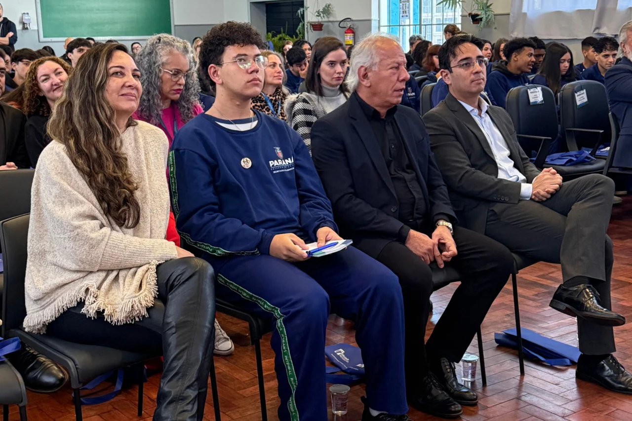 Paraná lança programa para levar educação previdenciária ao ensino médio 3 Programa Jovem Previdente será integrado à grade curricular da rede estadual e deve atender mais de 120 mil alunos da 3ª série do ensino médio em 2026