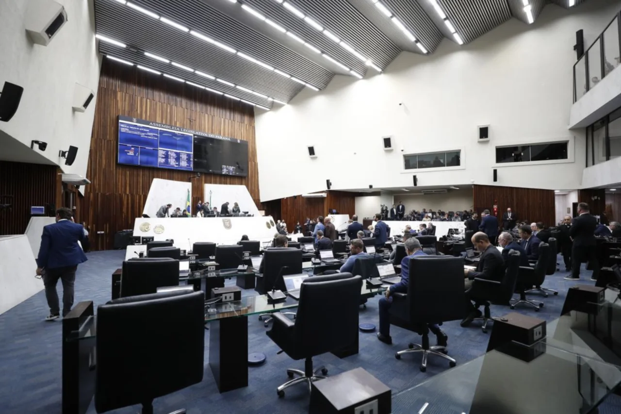 Projeto aprovado em regime de urgência reorganiza a carreira da Polícia Penal do Paraná, reduz classes, atualiza subsídios e segue para sanção do Executivo